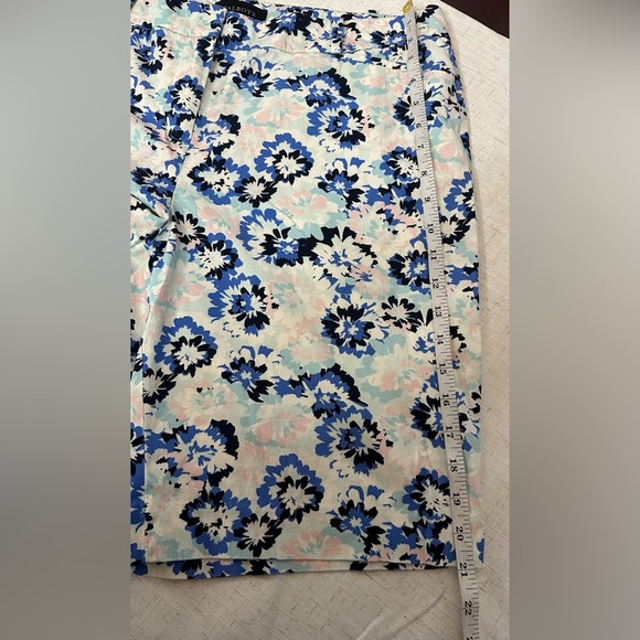 Talbots Floral Women Shorts - Blue and Cream🌴☀️ - Picture 4 of 12